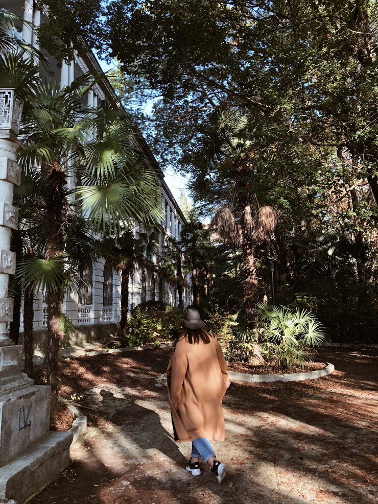 Foto vista traseira de homem sem camisa com mulher andando em plantas