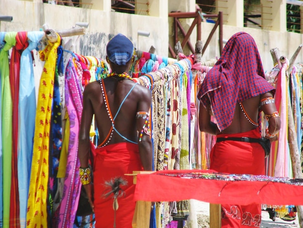 Vista traseira de homens de pé no mercado