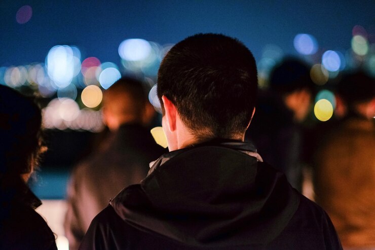 Foto vista traseira de homens em um evento durante a noite
