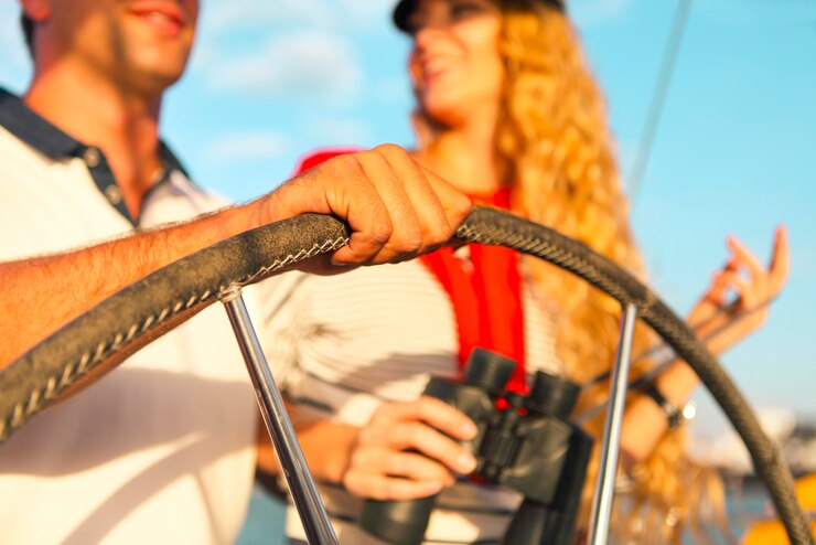 Foto vista traseira de homens navegando de bicicleta no mar
