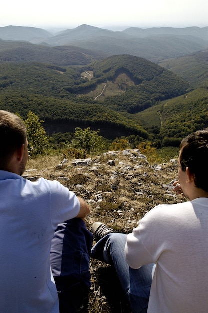 Foto vista traseira de homens olhando para as montanhas