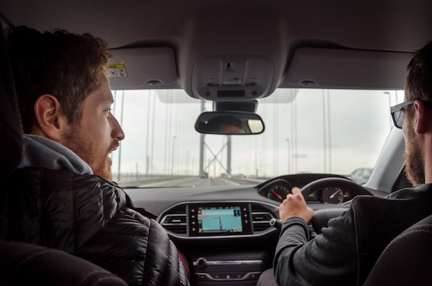 Foto vista traseira de homens sentados no carro