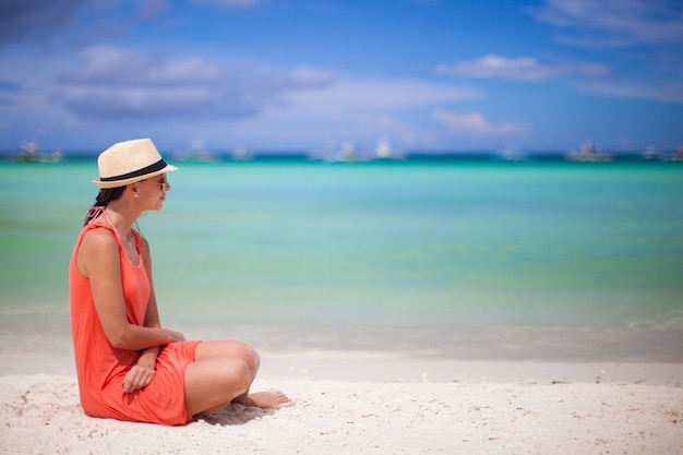 Vista traseira, de, jovem, excitado, mulher, em, chapéu, sentando praia areia branca