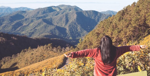 Vista traseira, de, jovem, mulher asian, ponha casaco, desfrutando, com, bonito, natureza