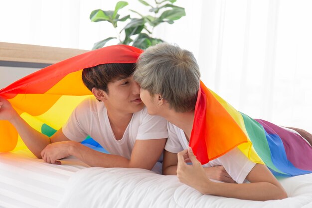 Foto vista traseira de mãe e filho na cama