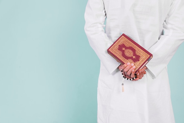 Foto vista traseira, de, muçulmano, homem, segurando, quran