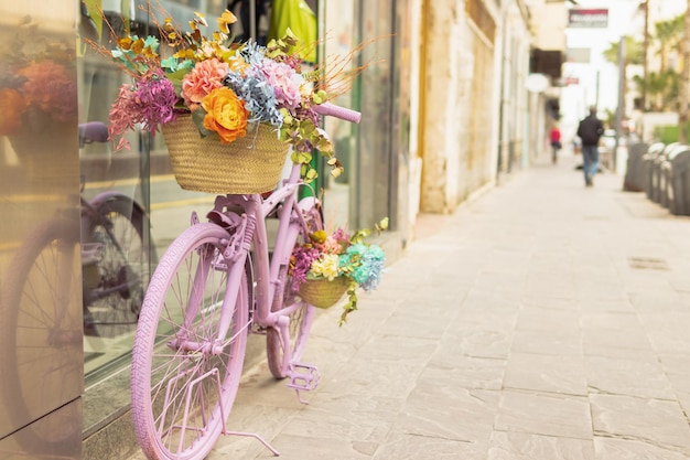 Vista traseira de mulher com bicicleta na rua