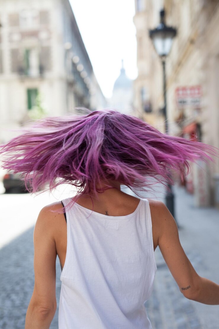 Foto vista traseira de mulher com cabelo tingido caminhando na rua