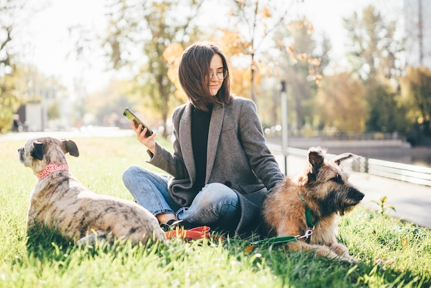 Vista traseira de mulher com cão no campo