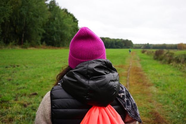 Foto vista traseira de mulher com guarda-chuva no campo