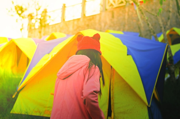 Foto vista traseira de mulher com tenda multicolorida