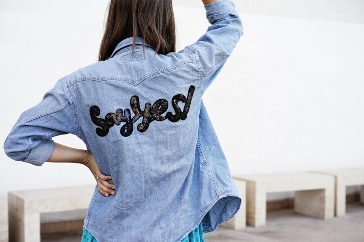 Foto vista traseira de mulher com texto em camisa de ganga