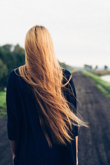 Foto vista traseira de mulher olhando para a câmera