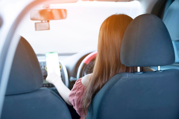 Foto vista traseira de mulher sentada no carro