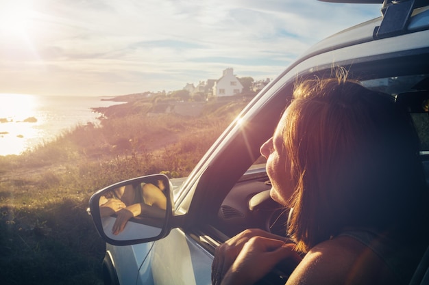 Vista traseira de mulher sentada no carro