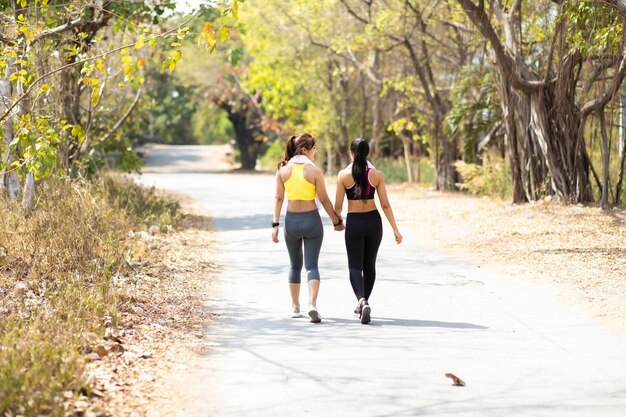 Foto vista traseira de mulheres caminhando na calçada