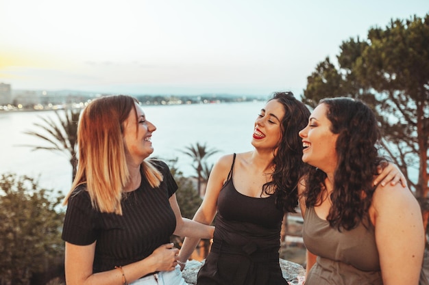 Foto vista traseira de mulheres de pé na água