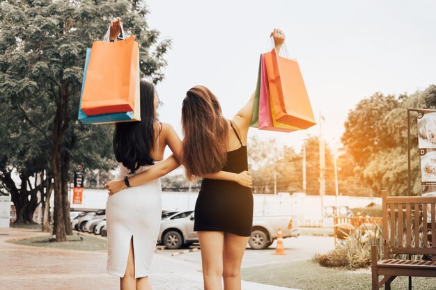 Foto vista traseira de mulheres de pé na rua da cidade