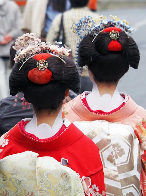 Vista traseira de mulheres japonesas na rua