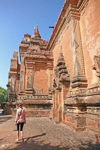 Foto vista traseira de mulheres no templo contra o edifício