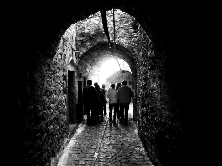 Foto vista traseira de pessoas caminhando no túnel