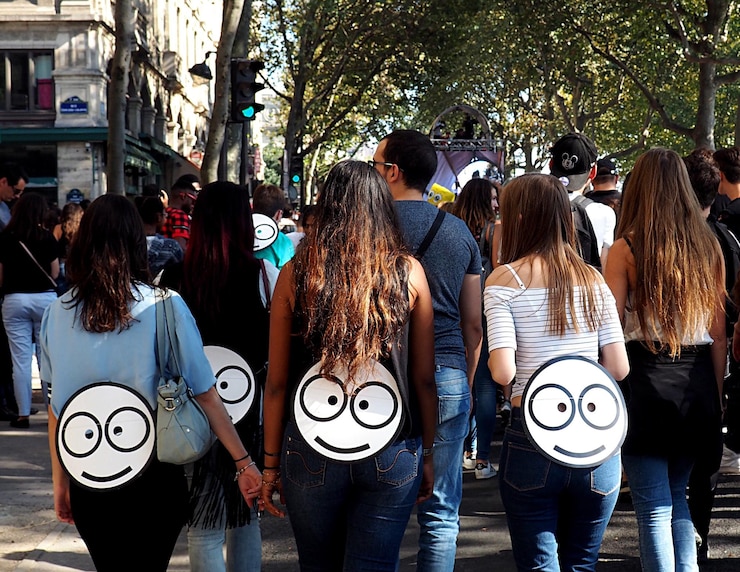 Foto vista traseira de pessoas de pé na árvore