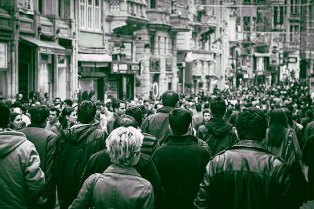 Vista traseira de pessoas de pé na rua da cidade