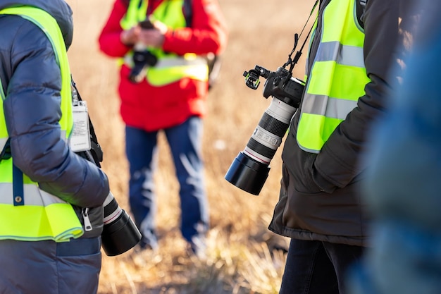 Foto vista traseira de pessoas de pé no campo