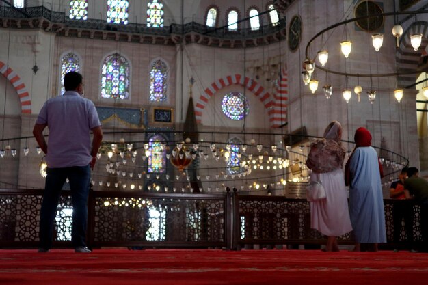 Foto vista traseira de pessoas de pé no templo iluminado