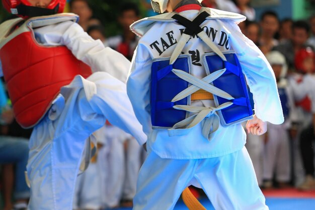 Foto vista traseira de pessoas em roupas tradicionais