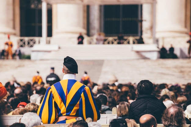 Foto vista traseira de pessoas na praça da cidade