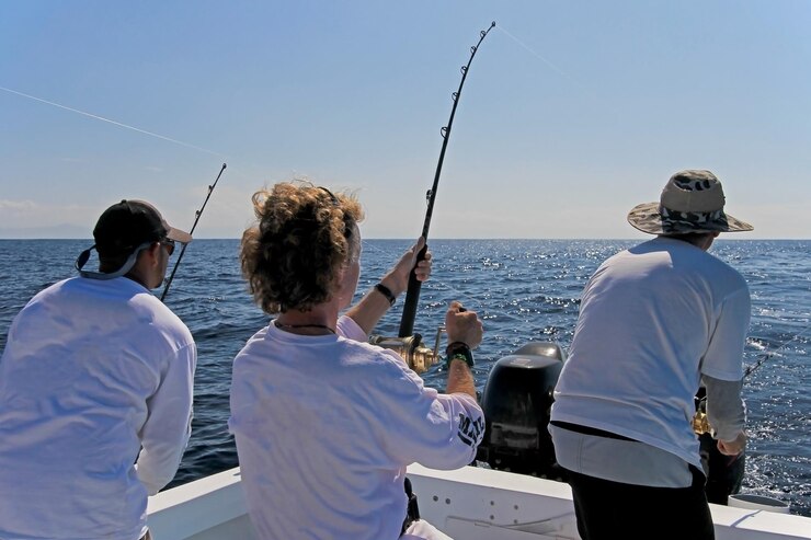 Foto vista traseira de pessoas pescando em barco no mar