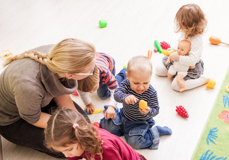 Foto vista traseira de pessoas sentadas com brinquedos