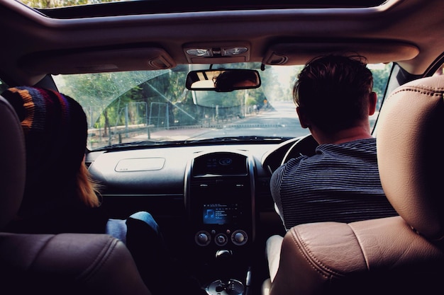 Vista traseira de pessoas sentadas no carro