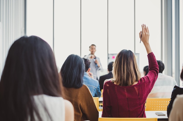 Vista traseira de pessoas sentadas no centro de convenções