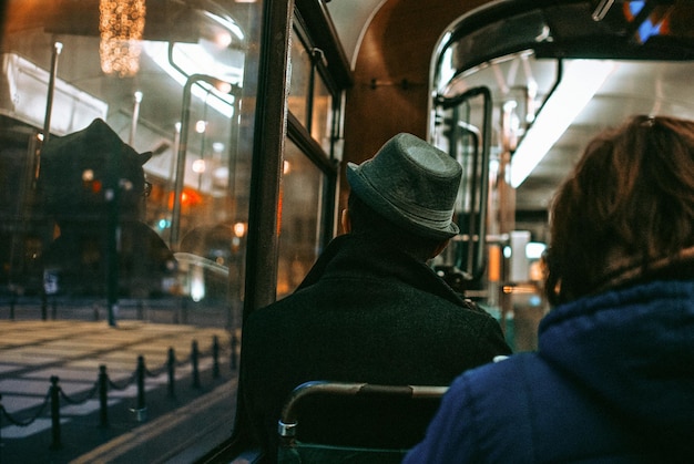 Foto vista traseira de pessoas sentadas no ônibus