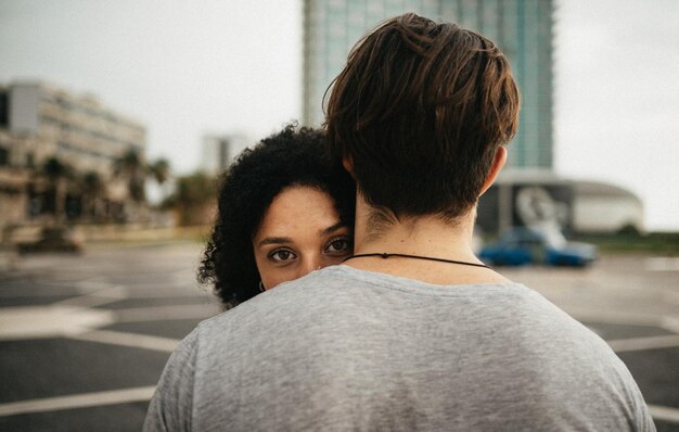 Foto vista traseira de um casal a beijar-se na cidade