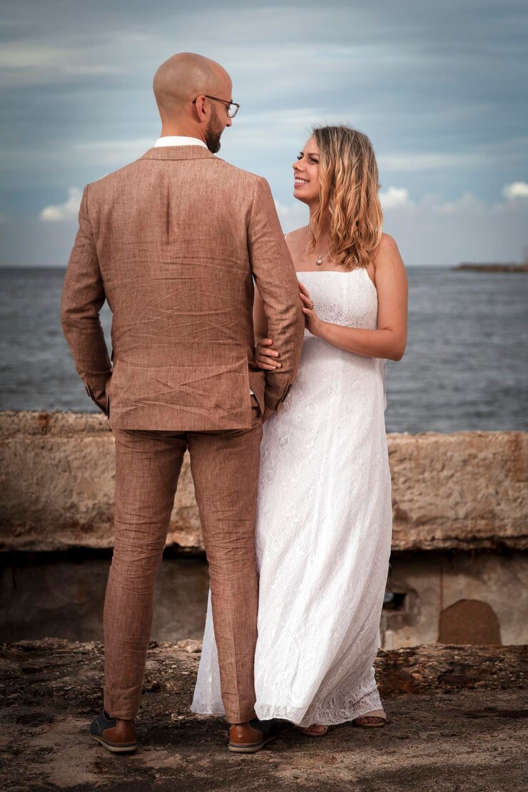 Foto vista traseira de um casal de pé na costa do mar