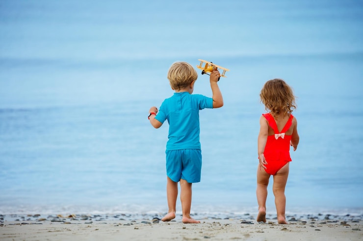 Foto vista traseira de um casal de pé na praia