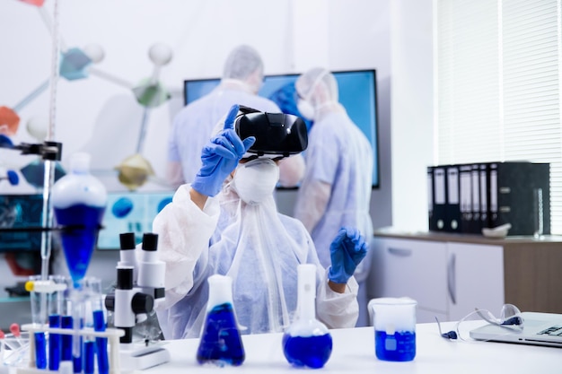 Vista traseira de um cientista trabalhando em laboratório