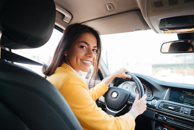 Foto vista traseira, de, um, confiante, mulher sorridente, dirigindo carro