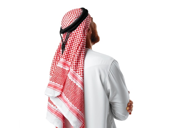 Vista traseira de um homem árabe em pé sobre fundo branco isolado