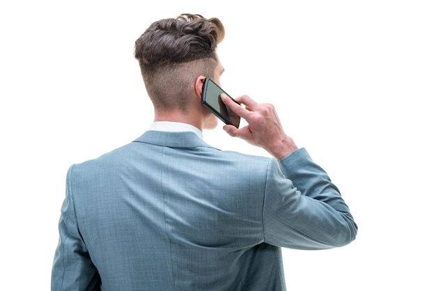 Vista traseira de um homem bonito falando no smartphone, isolado no fundo branco.
