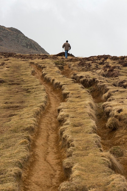 Foto vista traseira de um homem caminhando em terra