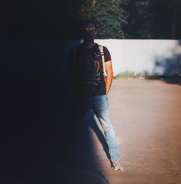 Foto vista traseira de um homem caminhando na estrada