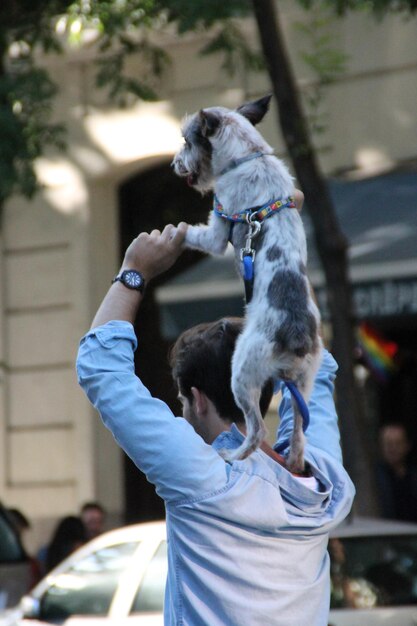 Foto vista traseira de um homem com um cão