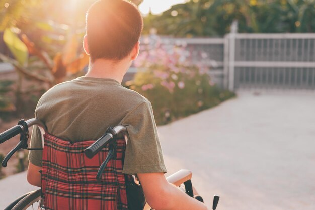 Vista traseira de um homem com uma mala na rua