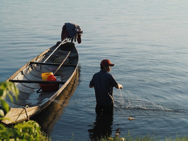 Foto vista traseira de um homem de caiaque no lago