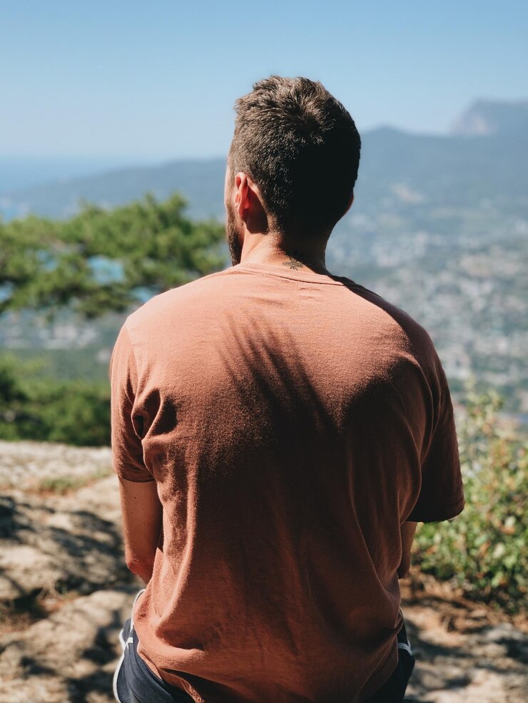 Foto vista traseira de um homem de pé contra o céu