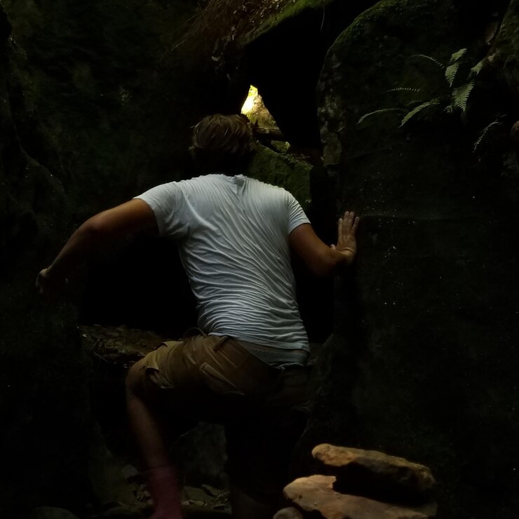 Foto vista traseira de um homem de pé em uma rocha à noite